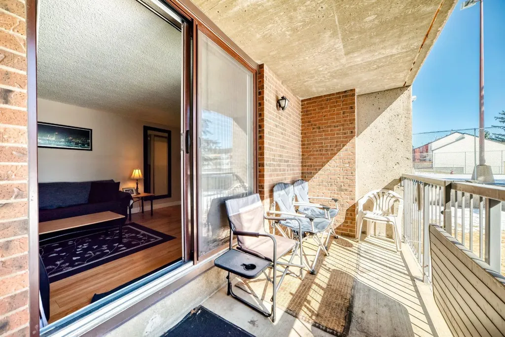 4944 Dalton Drive NW Calgary AB T3A 2E6