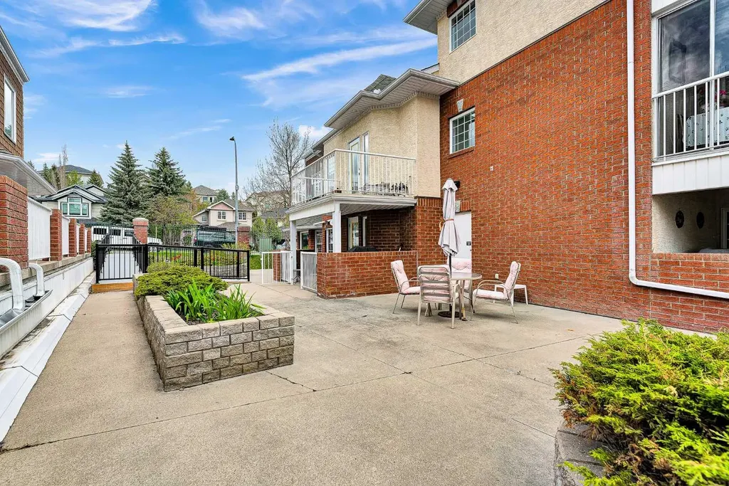 3206 Sienna Park Green SW Calgary AB T3G3N7