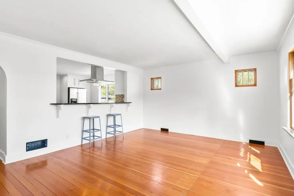 1404 18 Avenue NW Calgary AB T2M 0W6