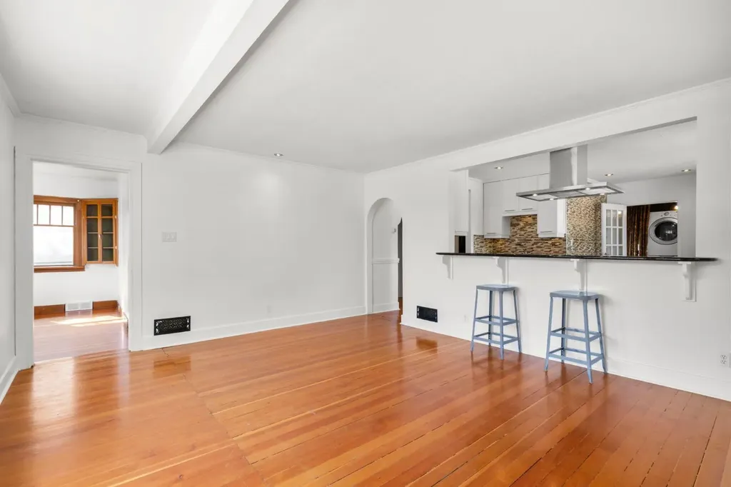 1404 18 Avenue NW Calgary AB T2M 0W6