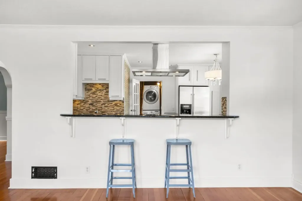 1404 18 Avenue NW Calgary AB T2M 0W6