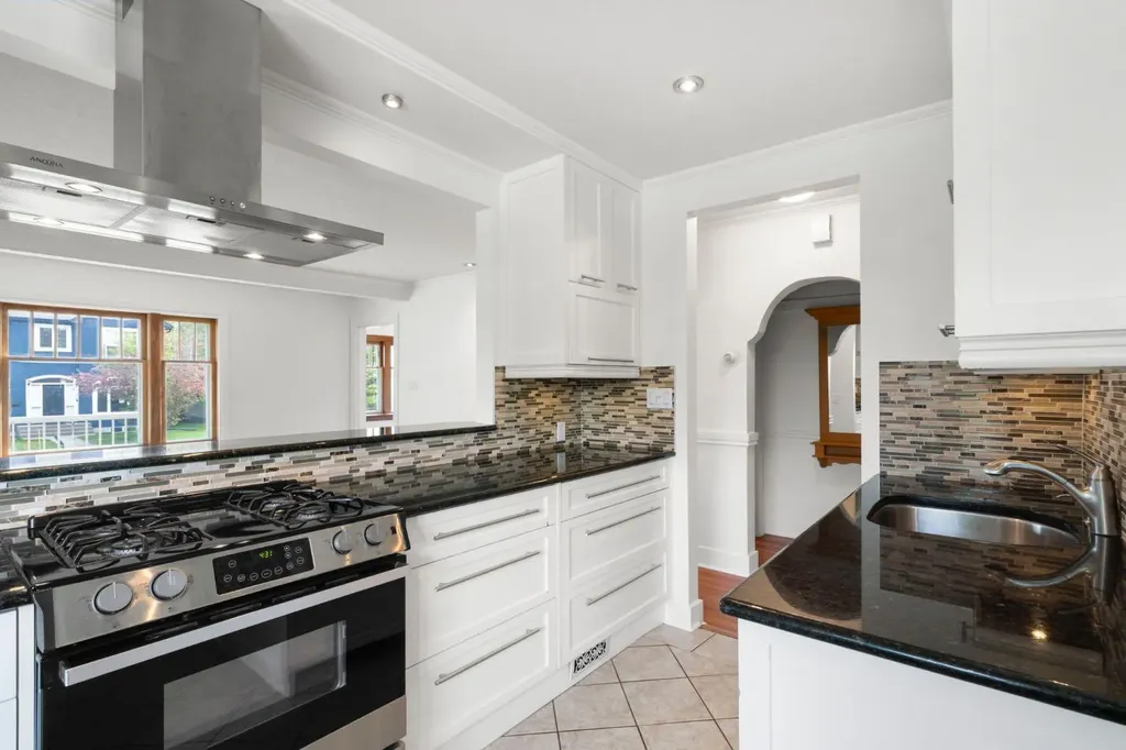 1404 18 Avenue NW Calgary AB T2M 0W6
