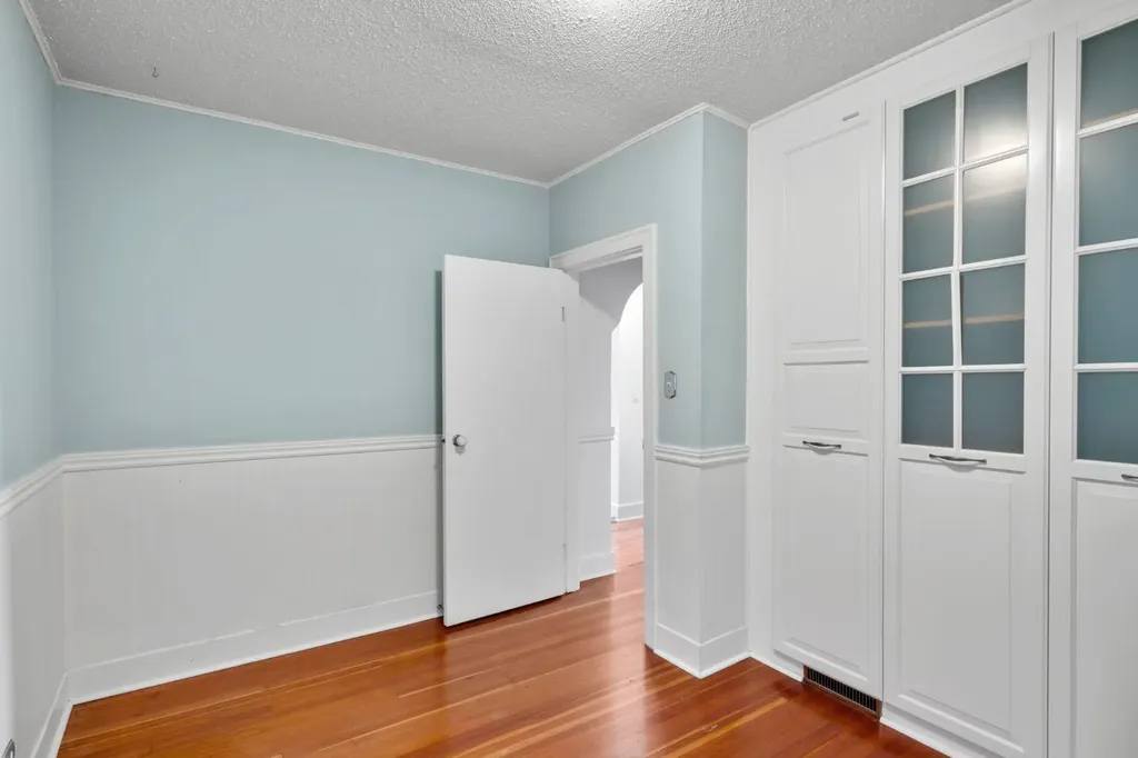 1404 18 Avenue NW Calgary AB T2M 0W6