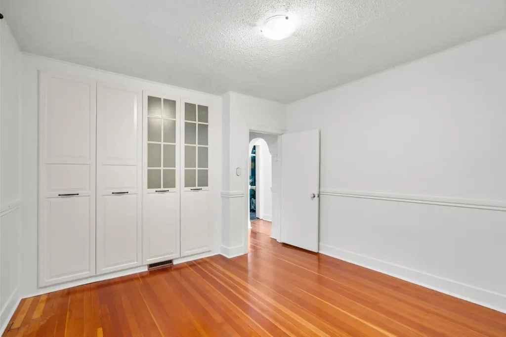 1404 18 Avenue NW Calgary AB T2M 0W6