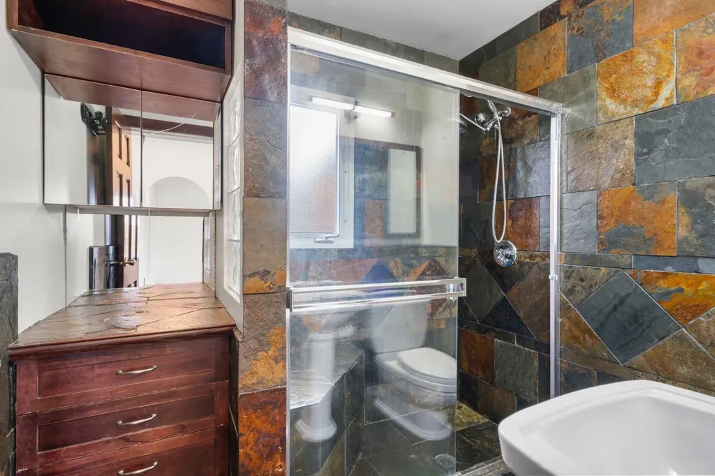 1404 18 Avenue NW Calgary AB T2M 0W6