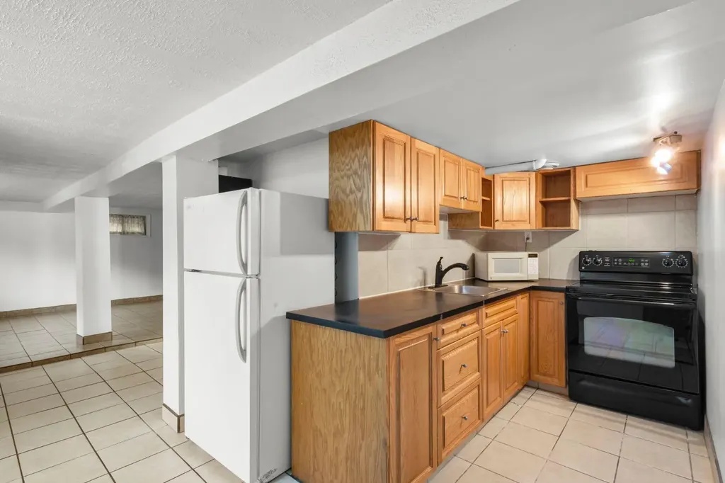 1404 18 Avenue NW Calgary AB T2M 0W6