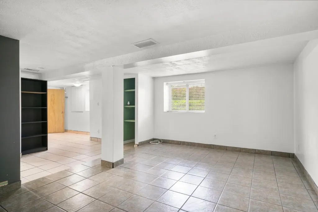 1404 18 Avenue NW Calgary AB T2M 0W6