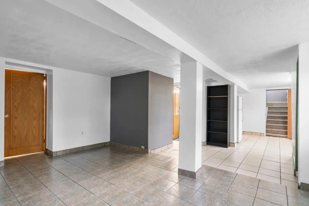 1404 18 Avenue NW Calgary AB T2M 0W6
