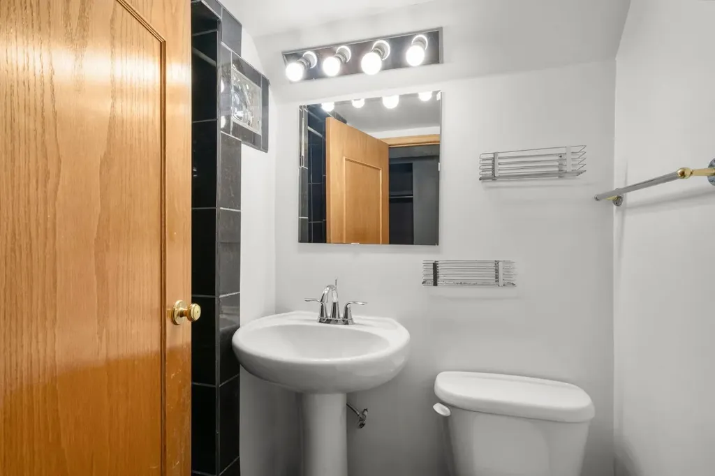 1404 18 Avenue NW Calgary AB T2M 0W6