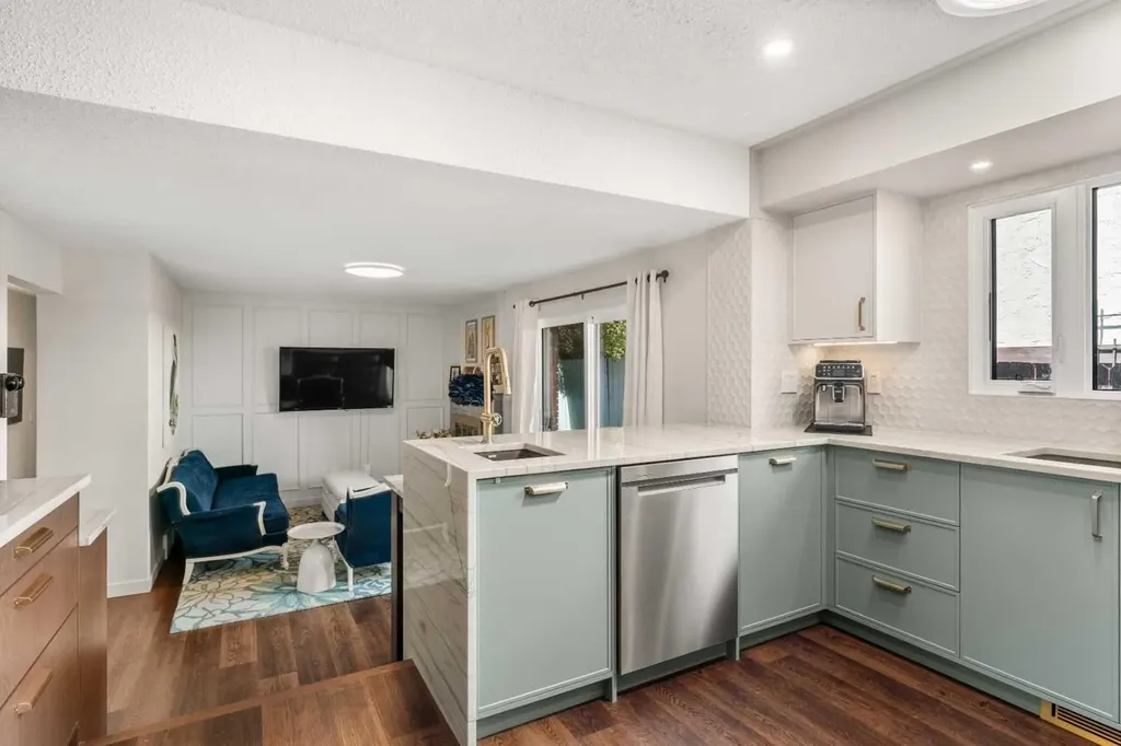 263 Silvergrove Place NW Calgary AB T3B 4T5