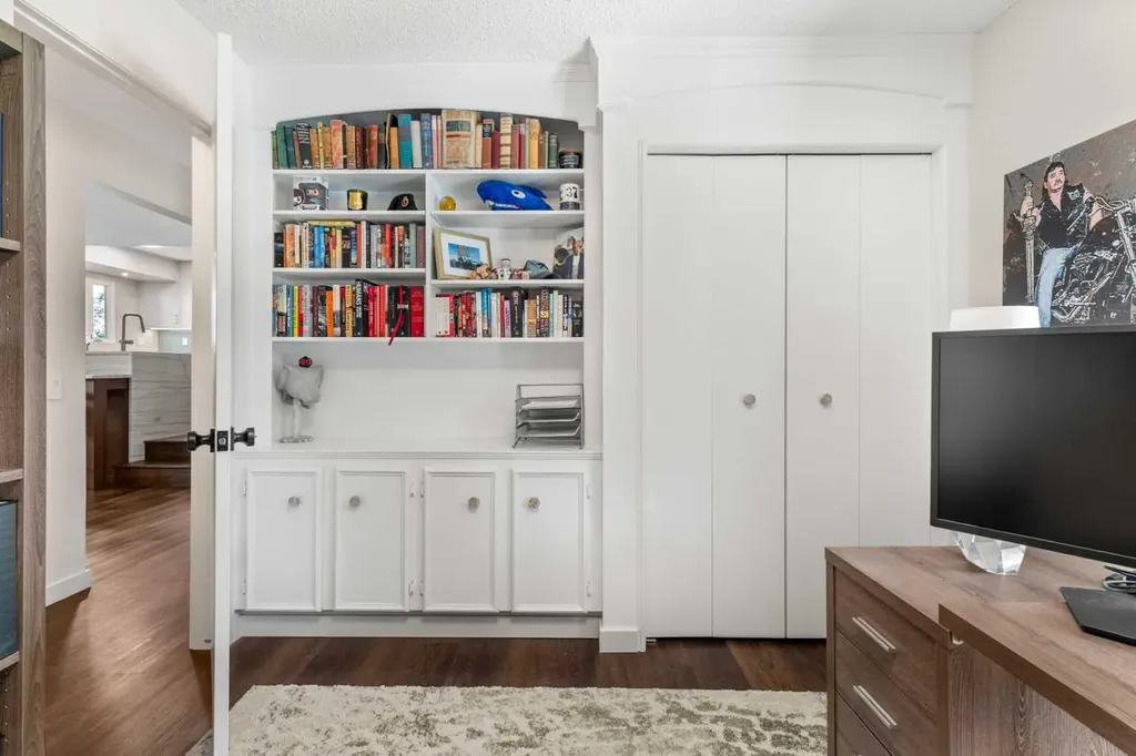 263 Silvergrove Place NW Calgary AB T3B 4T5