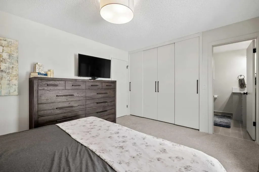 263 Silvergrove Place NW Calgary AB T3B 4T5