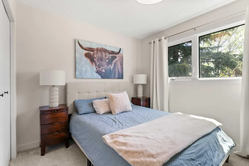 263 Silvergrove Place NW Calgary AB T3B 4T5