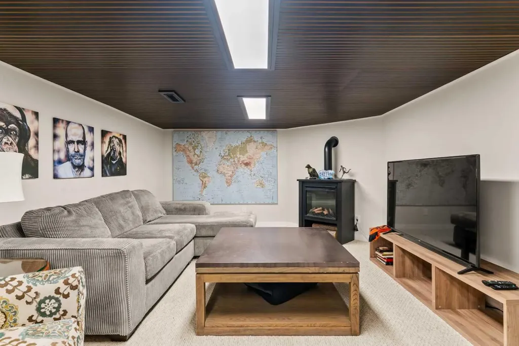 263 Silvergrove Place NW Calgary AB T3B 4T5
