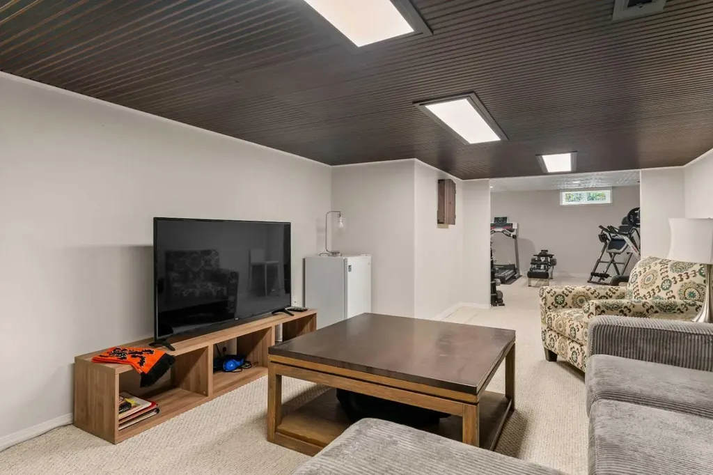 263 Silvergrove Place NW Calgary AB T3B 4T5