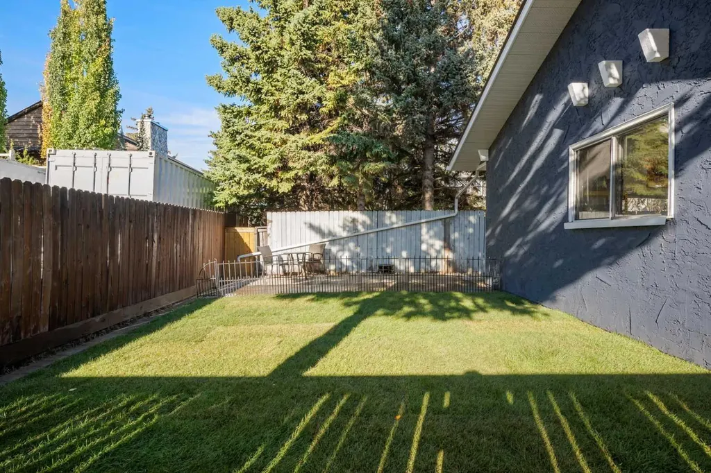 263 Silvergrove Place NW Calgary AB T3B 4T5