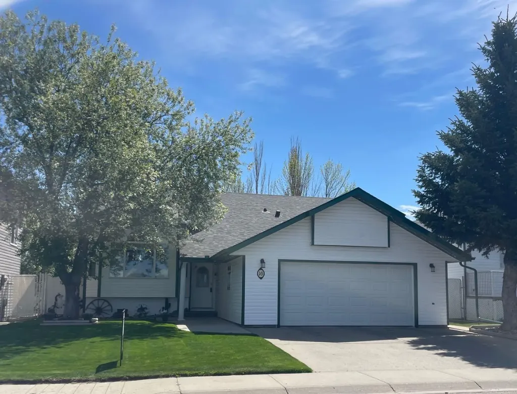 16 Upland Street W Brooks AB T1R1J8