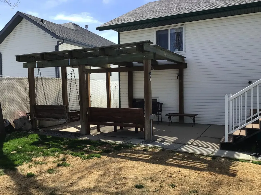 16 Upland Street W Brooks AB T1R1J8