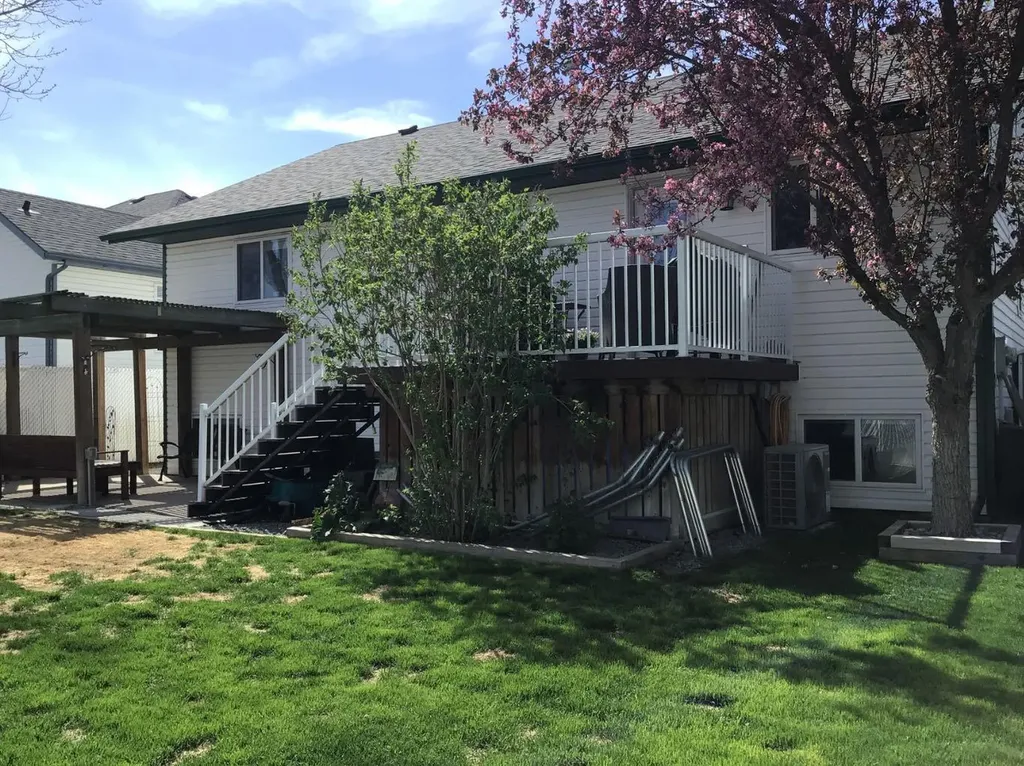 16 Upland Street W Brooks AB T1R1J8