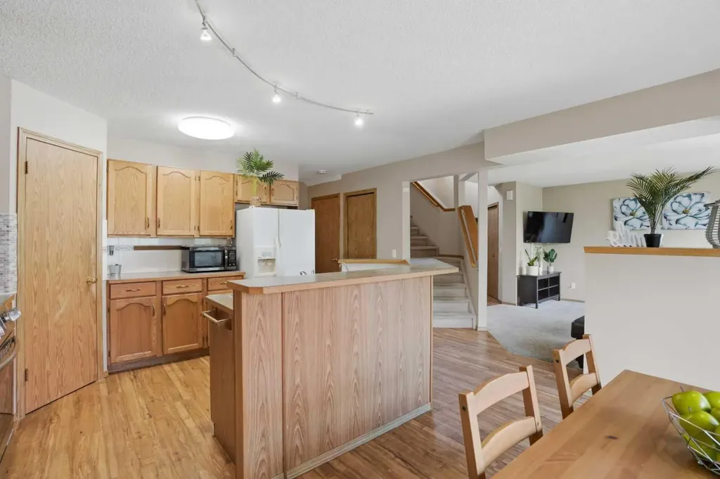 11 Somerglen Place SW Calgary AB T2Y 3L5