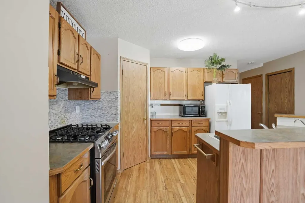 11 Somerglen Place SW Calgary AB T2Y 3L5