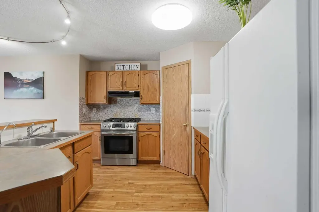 11 Somerglen Place SW Calgary AB T2Y 3L5