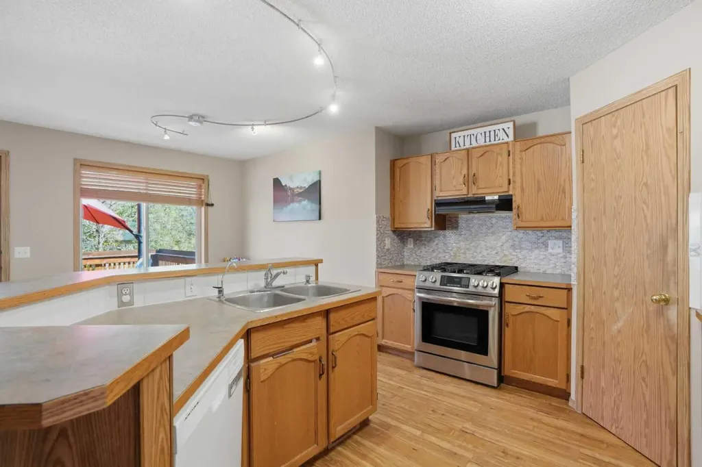 11 Somerglen Place SW Calgary AB T2Y 3L5