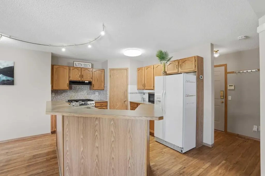 11 Somerglen Place SW Calgary AB T2Y 3L5