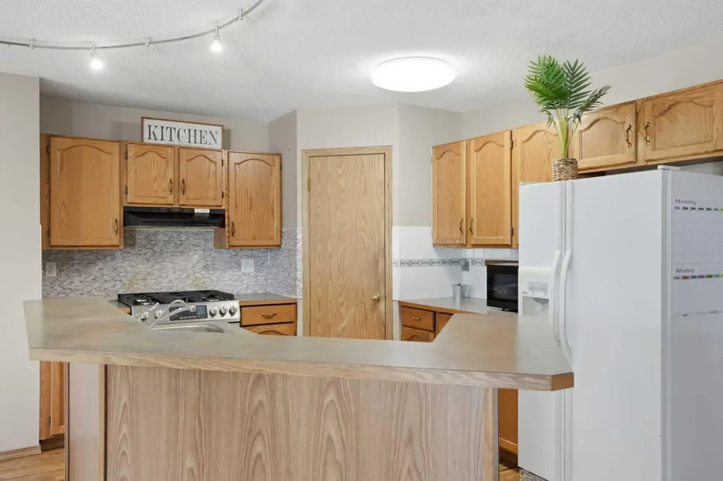 11 Somerglen Place SW Calgary AB T2Y 3L5
