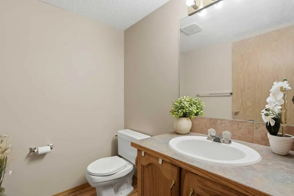 11 Somerglen Place SW Calgary AB T2Y 3L5