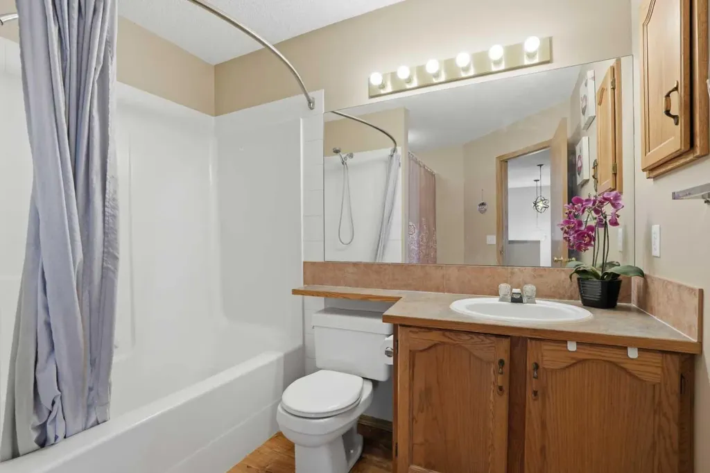 11 Somerglen Place SW Calgary AB T2Y 3L5