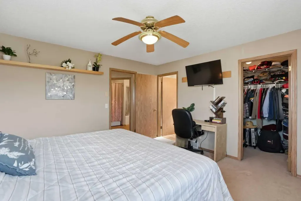 11 Somerglen Place SW Calgary AB T2Y 3L5