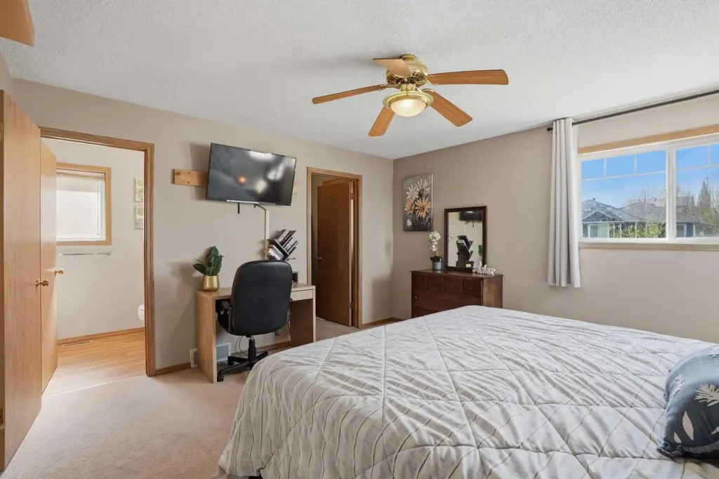 11 Somerglen Place SW Calgary AB T2Y 3L5
