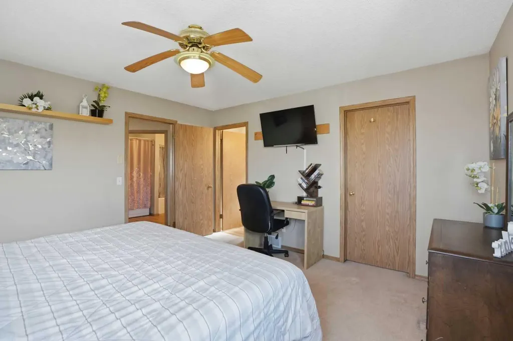 11 Somerglen Place SW Calgary AB T2Y 3L5