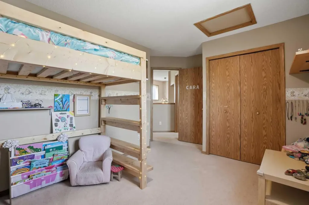 11 Somerglen Place SW Calgary AB T2Y 3L5