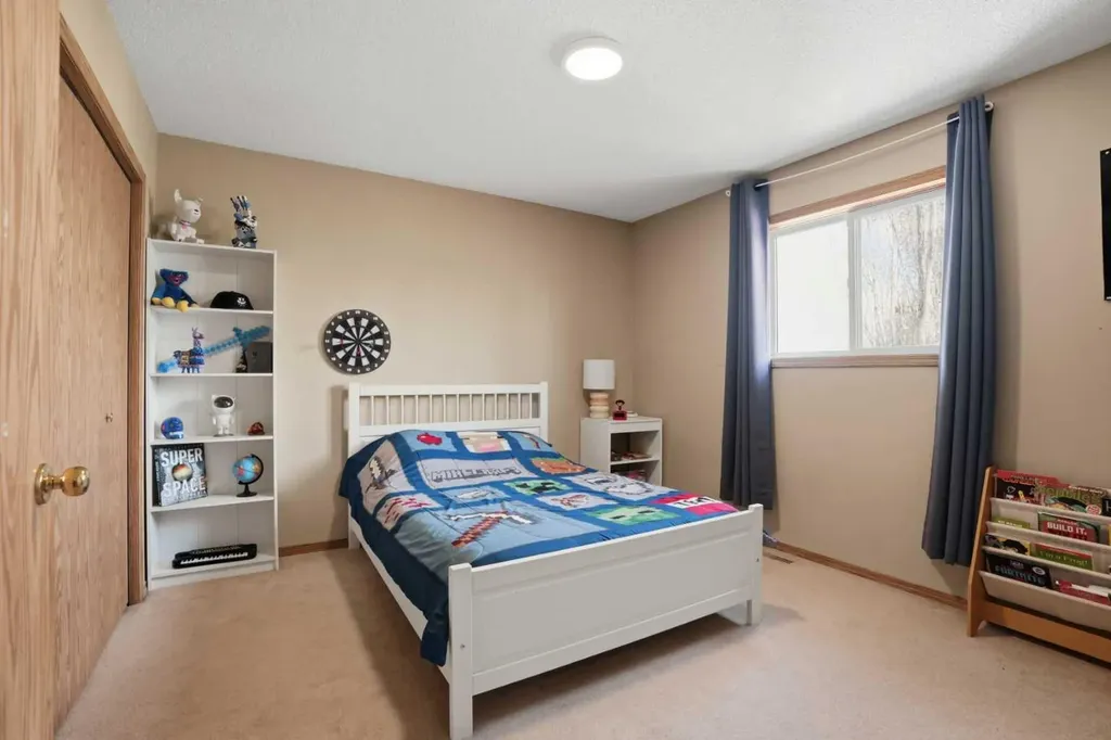 11 Somerglen Place SW Calgary AB T2Y 3L5
