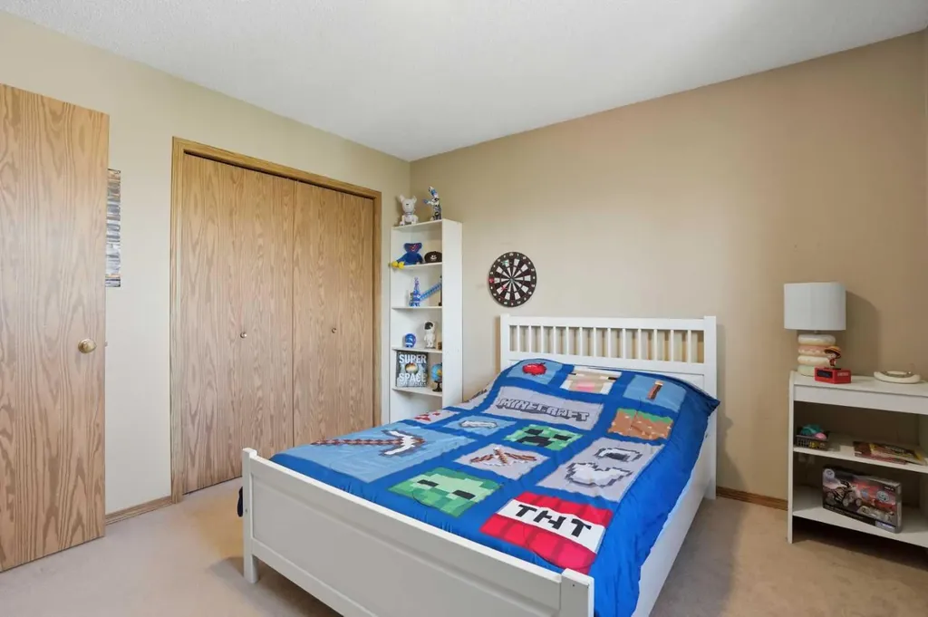 11 Somerglen Place SW Calgary AB T2Y 3L5