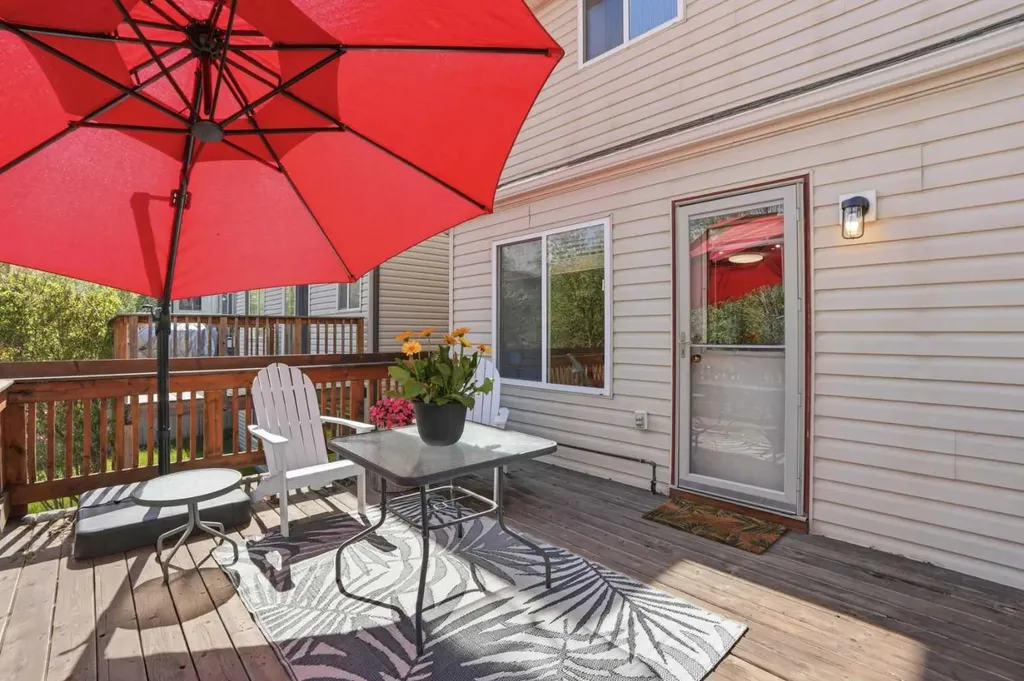11 Somerglen Place SW Calgary AB T2Y 3L5
