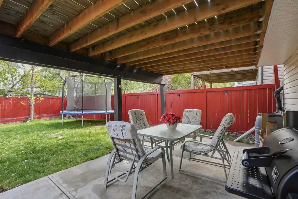 11 Somerglen Place SW Calgary AB T2Y 3L5