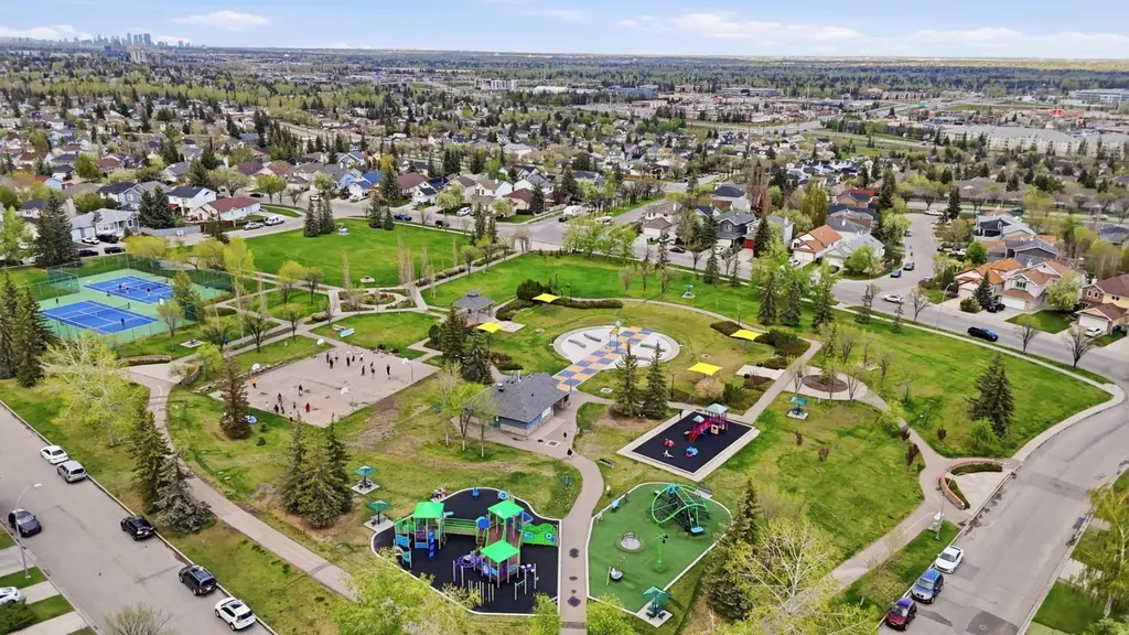 11 Somerglen Place SW Calgary AB T2Y 3L5