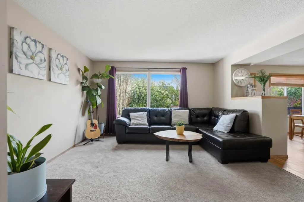 11 Somerglen Place SW Calgary AB T2Y 3L5