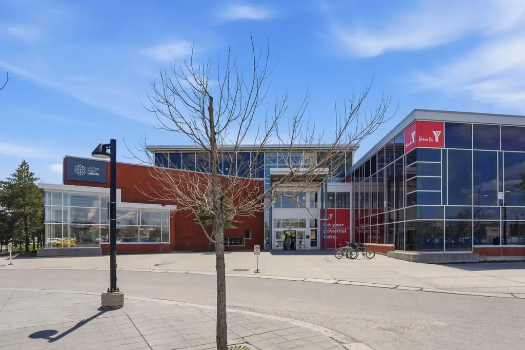 11 Somerglen Place SW Calgary AB T2Y 3L5