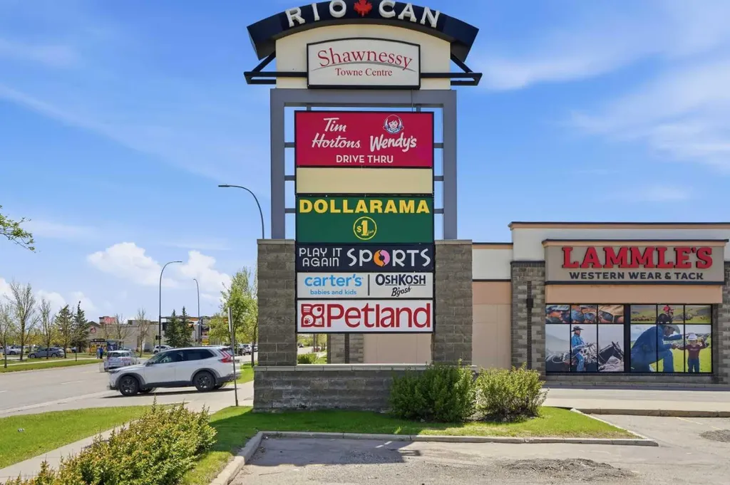 11 Somerglen Place SW Calgary AB T2Y 3L5