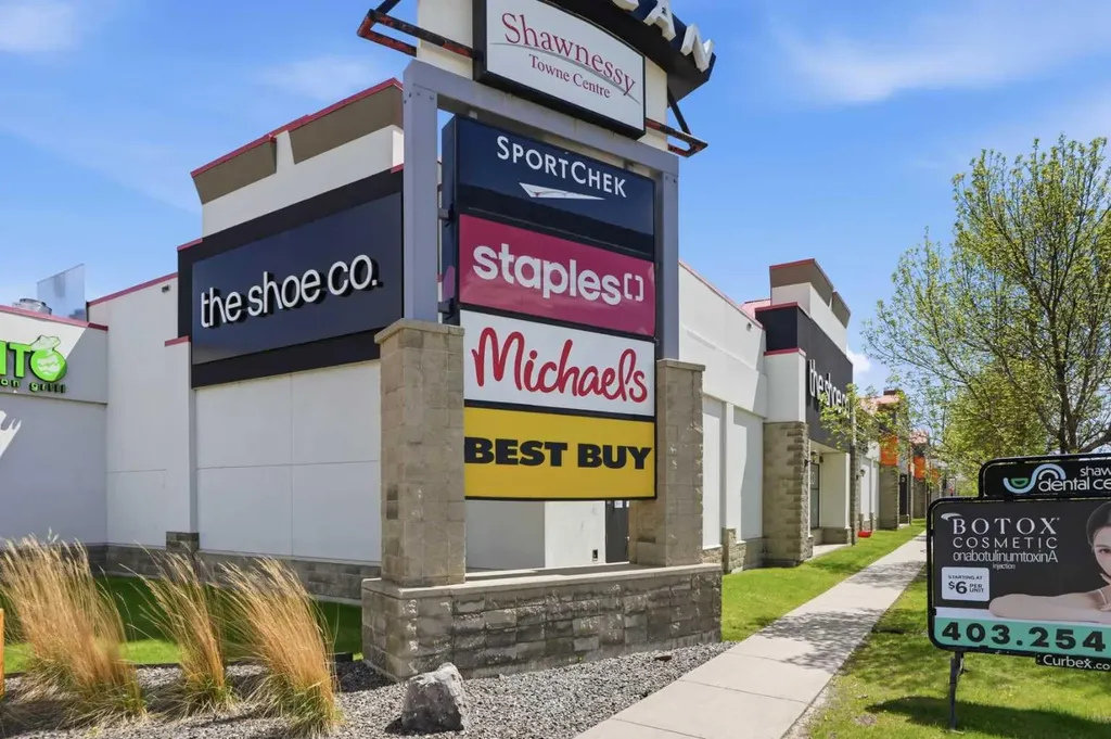 11 Somerglen Place SW Calgary AB T2Y 3L5