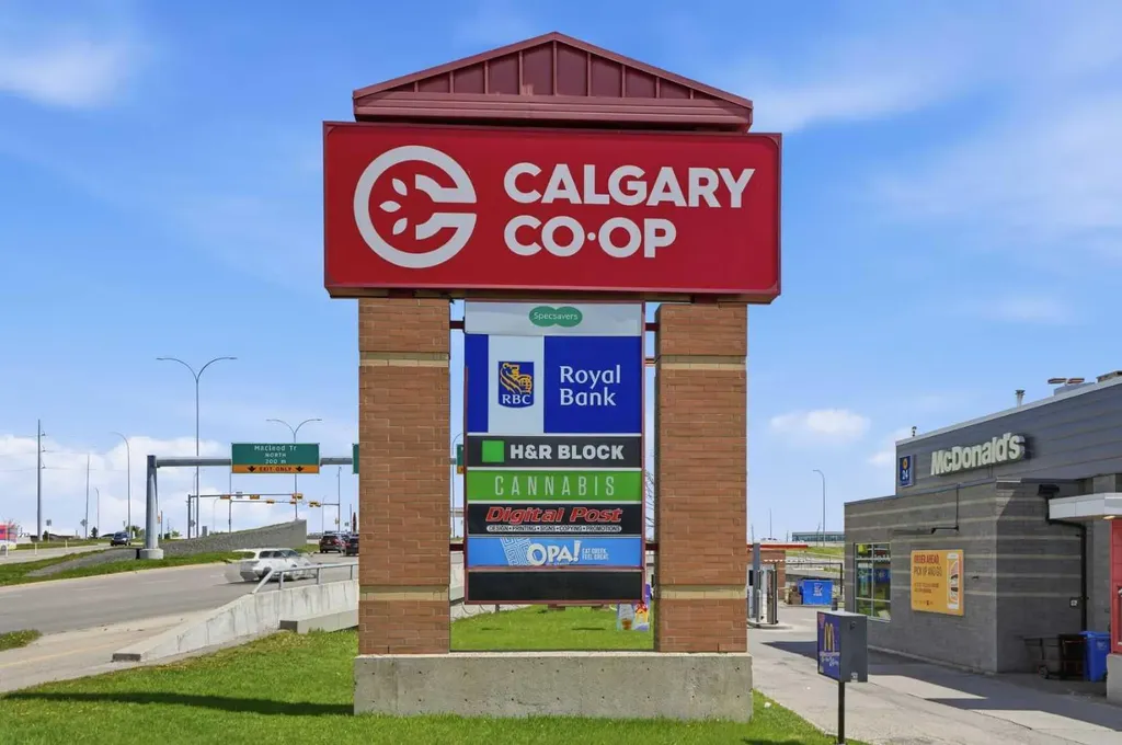 11 Somerglen Place SW Calgary AB T2Y 3L5