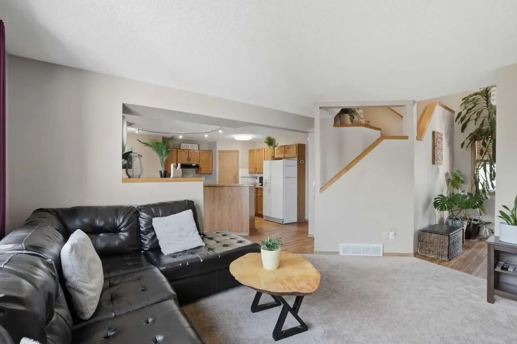 11 Somerglen Place SW Calgary AB T2Y 3L5