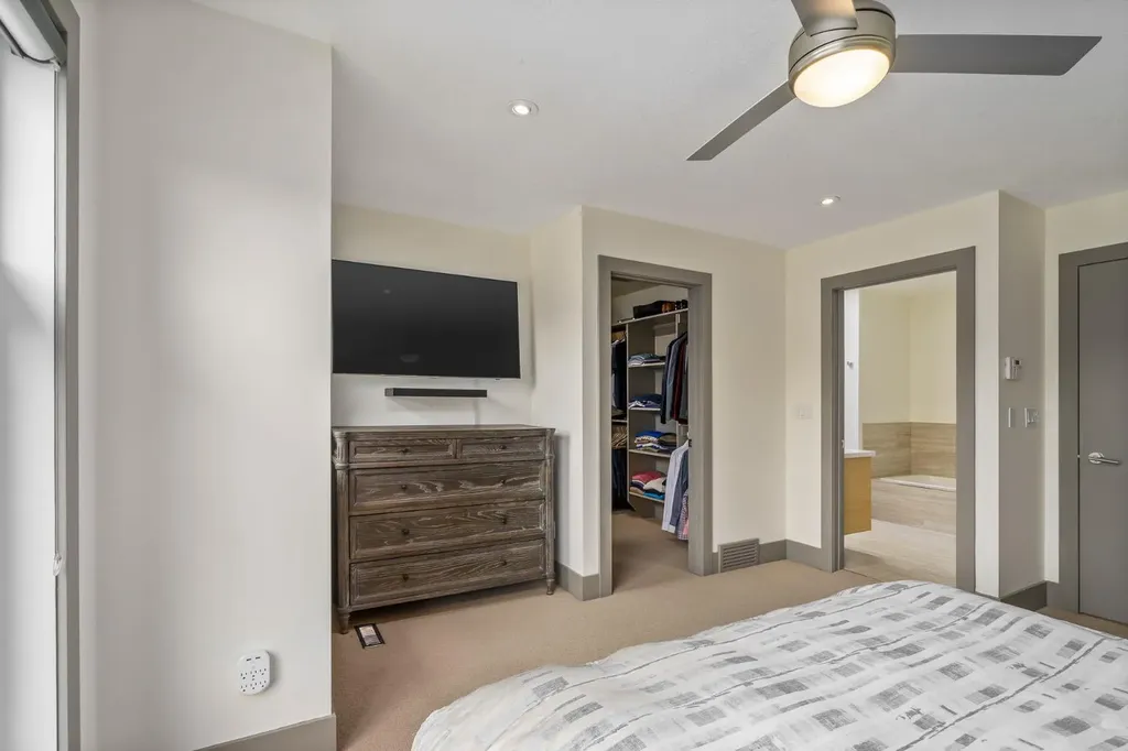 1826 37 Avenue SW Calgary AB T3E 3A3