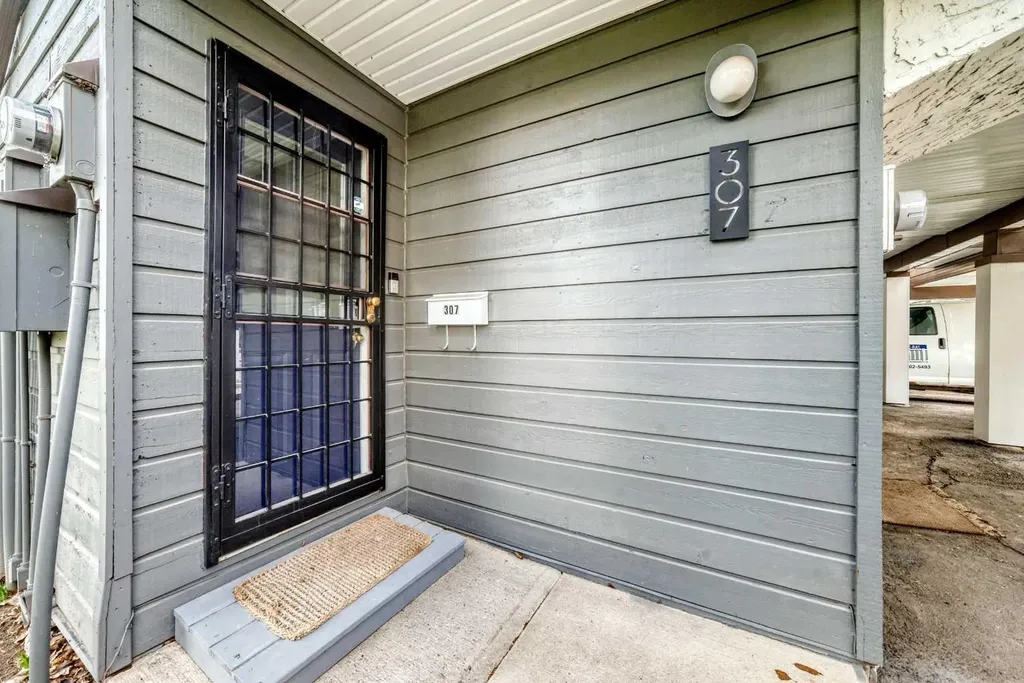 2520 Palliser Drive SW Calgary AB T2V4S9