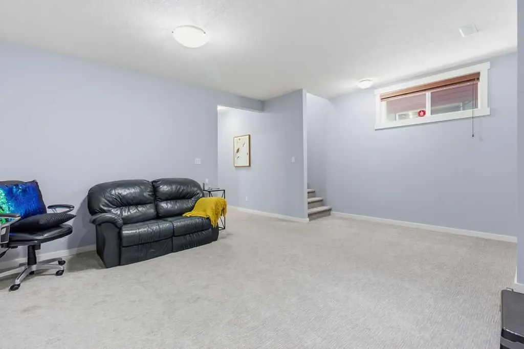 122 Ypres Green SW Calgary AB T2T 6M1
