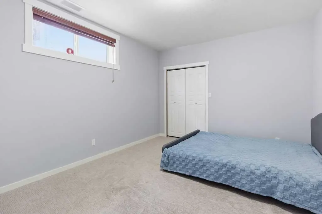 122 Ypres Green SW Calgary AB T2T 6M1